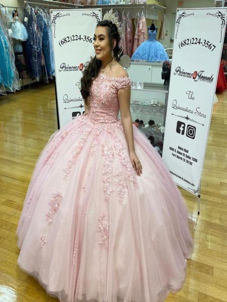 Moda rosa chiaro spalle scoperte dolce 16 abito quinceanera abiti da ballo cappuccio in pizzo maniche corte buco della serratura lunghezza del pavimento posteriore8500178