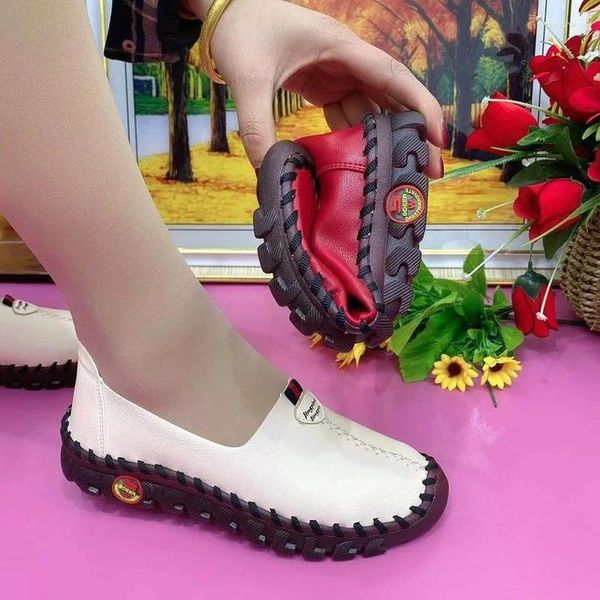 Sıradan Ayakkabı 2024 Moda Deri Kadınlar Sonbahar Loafers Designer Flats bayanlar dikiş platformu spor ayakkabılar anne rahat moccasins