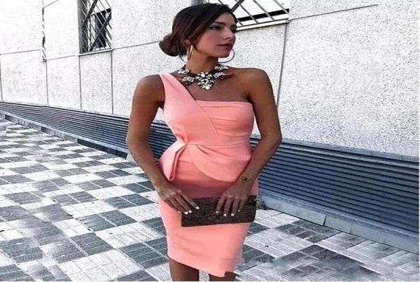 Sexy One-Shoulder-Günstige kurze Cocktailparty-Kleider, Etui-Kleid, Übergröße, Heimkehrkleider, Schößchen, knielang, einfache Ballkleider für 2235260