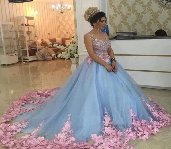 Neue Sexy Hellhimmelblaue Quinceanera-Ballkleidkleider mit V-Ausschnitt und rosa Blumenblumen-Spitzenapplikationen für den süßen 16-Abschlussball in Übergröße. 6582125