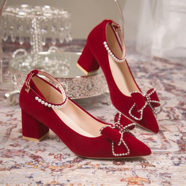 Scarpe eleganti Décolleté da sposa in cristallo rosso Donna Punta a punta con strass Bowtie Sposa per il 2024 Perle di lusso Cinturino alla caviglia Donna