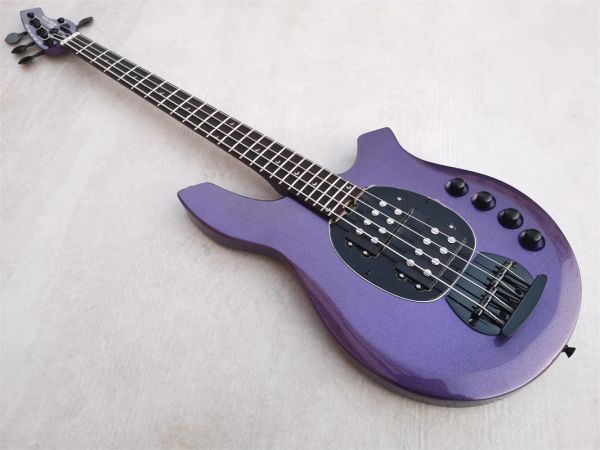 Guitar Factory 4-Saiter-E-Bass aus Metall in Lila, Palisandergriffbrett, schwarze Hardware, aktive Schaltung, schwarzes Schlagbrett