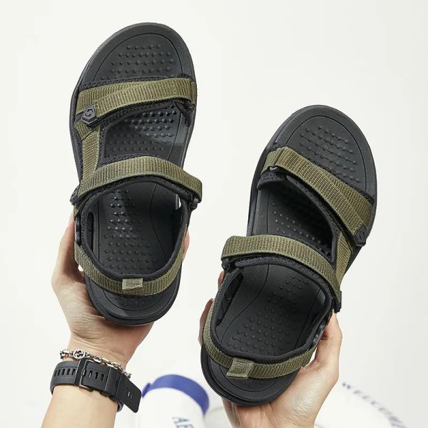 Botas Summer Beach Men Sandals Moda Verde Man Sapatos Esportivos ao ar livre usam apartamentos casuais resistentes masculinos frios mocassins macios