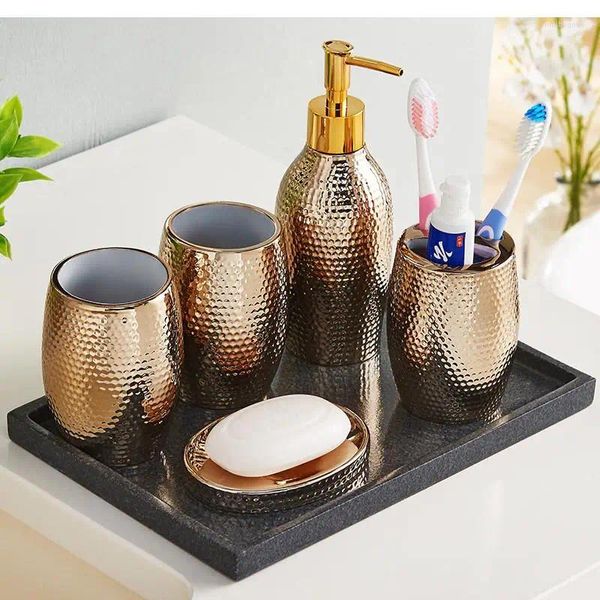 Set di accessori per il bagno Accessori per il bagno placcati in oro Porta spazzolino Dispenser per dentifricio Bottiglia per lozione in ceramica Forniture per vassoio in marmo