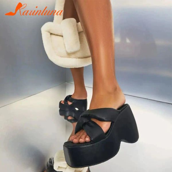 Sandali in Europa in stile sandali con tacco alto spessi 2023 Fasma calda CrossStrap Summer Leather Slipper Comfort Walk Platform Sandals femmina
