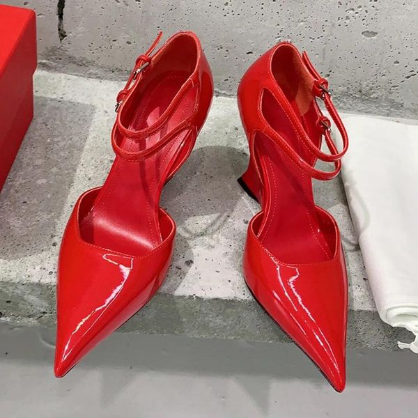 Scarpe eleganti Sfilata di moda europea americana Tacchi alti con pendenza 2024 Primavera in pelle Ragazza sexy Tacco ultra a punta rossa Singolo