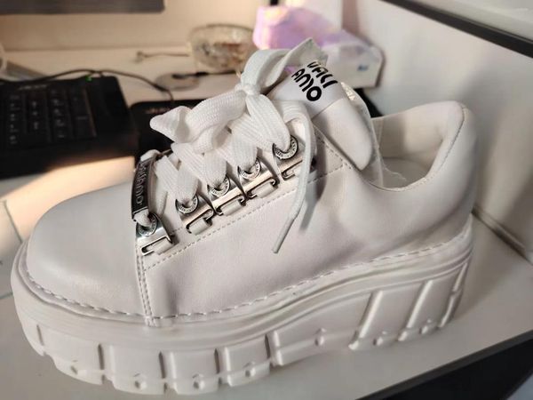 Scarpe casual in pelle da donna con fondo ultra spesso punk in metallo bianco subcultura Y2g pompe da tavolo gotiche con altezza crescente