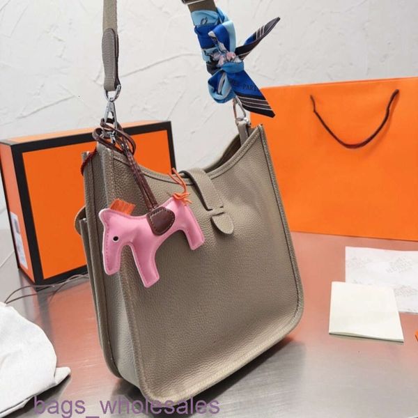 Acquista borsetta negozio diretto in fabbrica Nuova borsa in pelle moda personalizzata Borsa a secchiello cava a spalla femminile