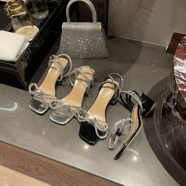 Stivali 2024 Donne sandali Sineste di lusso Shinstone Spessa bassa tacchi a basso contenuto di sandali Slifori aperti per nodo a fila di piedi sandali Scarpe da sposa per donna