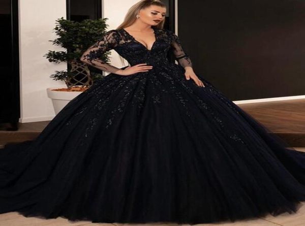 Schwarzes Ballkleid-Gothic-Hochzeitskleid mit langen Ärmeln, tiefem V-Ausschnitt, Tüll-Prinzessin-Brautkleid, nicht weiß, maßgeschneidertes Brautkleid W7628163