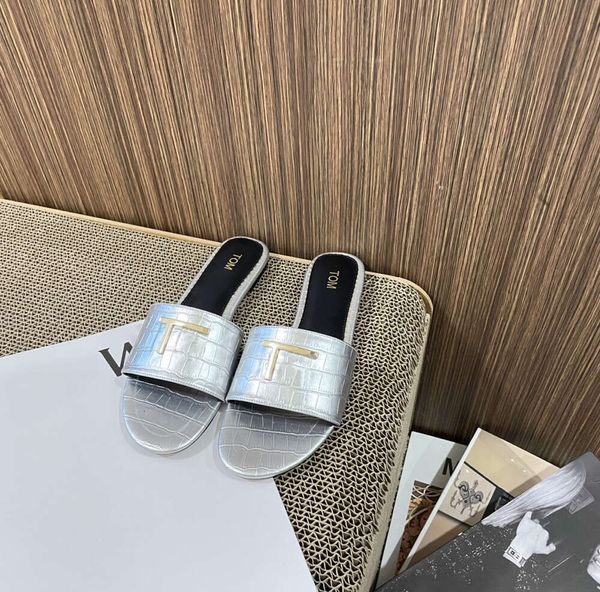 2024 Nova Moda Sandálias Designer Mulheres Tom Black Flip Flop Homens Ford Miui Borracha Plana Sliders Luxo Sandale Hotel Mule Slide Verão Mius Loafer Beach Slipper432