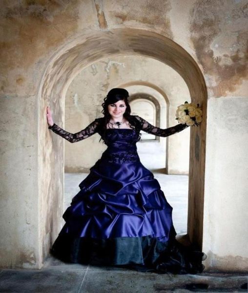 Vintage viktorianische Gothic Plus Size Langarm Brautkleider Sexy Lila und Schwarz Rüschen Satin Korsett Trägerlos Spitze Braut Go2389349