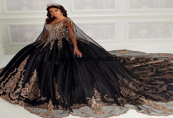 Schwarzes Sweet-16-Quinceanera-Kleid mit Cape, Paillettenapplikation, perlenbesetztes, schulterfreies Festzugskleid, mexikanisches Mädchen-Geburtstagskleid 7318345