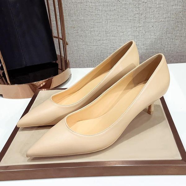 Sapatos de vestido elegante clássico mulheres bombas para feminino couro genuíno médio salto médio senhoras moda branco nu salto alto escritório a001