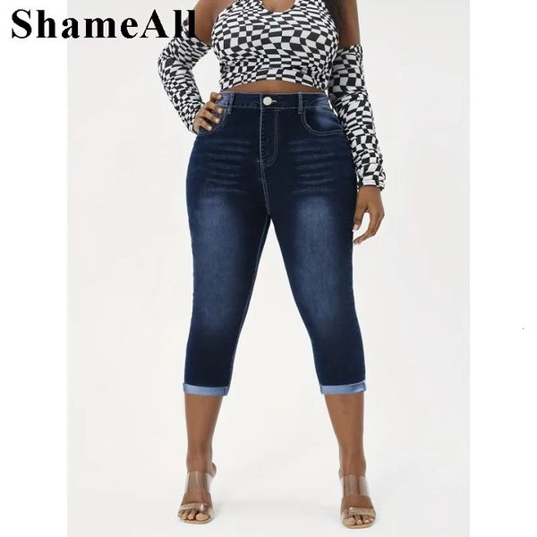 Calça jeans feminina plus size lavada com cintura alta e bainha arregaçada 240318