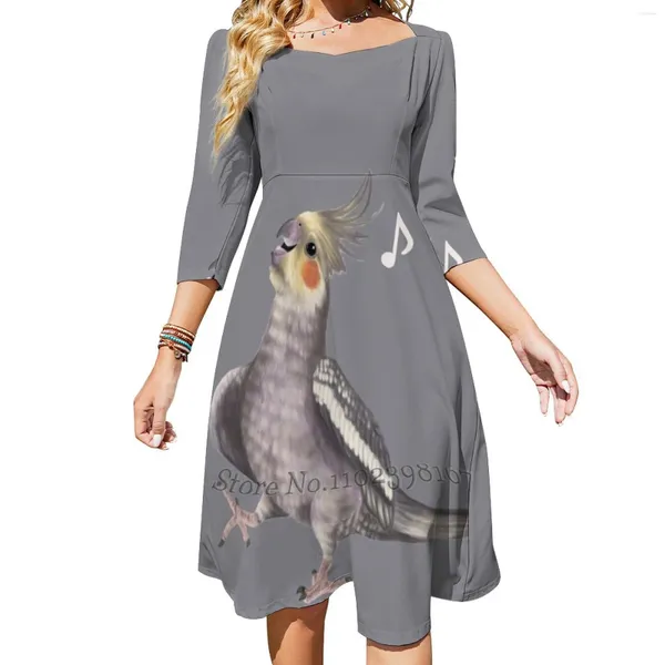 Lässige Kleider Singender Nymphensittich-Glücklicher Vogel mit Musiknoten, ausgestelltes Kleid, quadratischer Ausschnitt, elegante weibliche Mode, bedruckter Nymphensittich