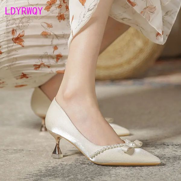 Botas de salto alto Mulheres 2022 New Summer Pearl Low Saple Shoes Sapatos French Wedding Sapatos de tamanho grande