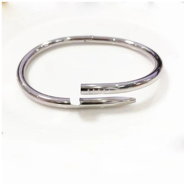 braccialetto a graffetta colore policromo classico marchio chiodo braccialetti aperti temperamento femminile semplice braccialetto alla moda braccialetto a vite in acciaio inossidabile per le donne regalo