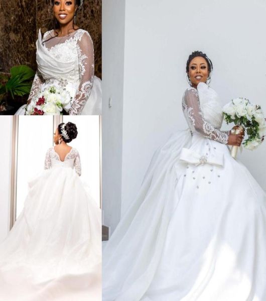 Abiti da sposa africani bianchi a maniche lunghe con maniche lunghe Abiti da sposa vintage con applicazioni di pizzo e perline Abiti da sposa taglie forti8384779