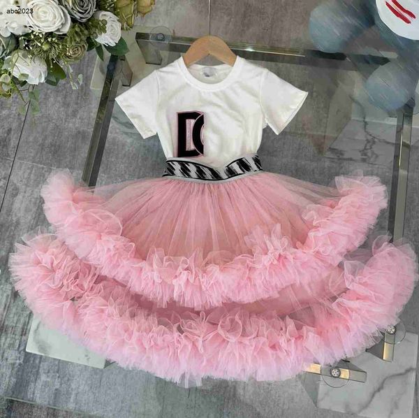 Classics Dress Dress Dress Designer Designer per bambini Studite da tracce dimensioni 90-150 cm Girls ricamate maglietta per lettere e gonna lunga in pizzo rosa 24mar