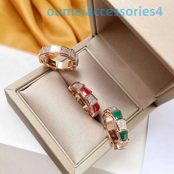 2024 Designer-Luxusmarken-Schmuck-Bandringe mit roségoldenem Spirit-Schlangenring, eleganter und charmanter, einzigartiger, geschwungener roter Chalcedon-weißer Fritillaria