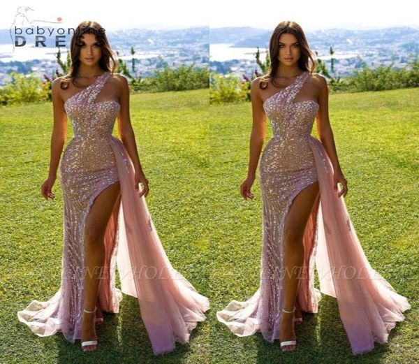 Roségoldene Pailletten-Brautjungfernkleider im arabischen Dubai-Stil, sexy One-Shoulder-High-Split-Nixe-Abend-Abschlussball-Kleider mit abnehmbarem S4927627