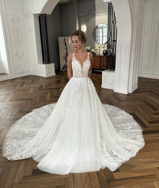 Delicato abito da sposa a trapezio con scollo a V e spalline eleganti Abiti da sposa eleganti in pizzo con applicazioni senza maniche decorati con tulle lucido e strascico