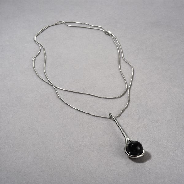 Ciondolo unico e minimalista in agata nera con catena lunga in platino placcato in rame Design di nicchia europeo e americano Collana alla moda e di tendenza per le donne