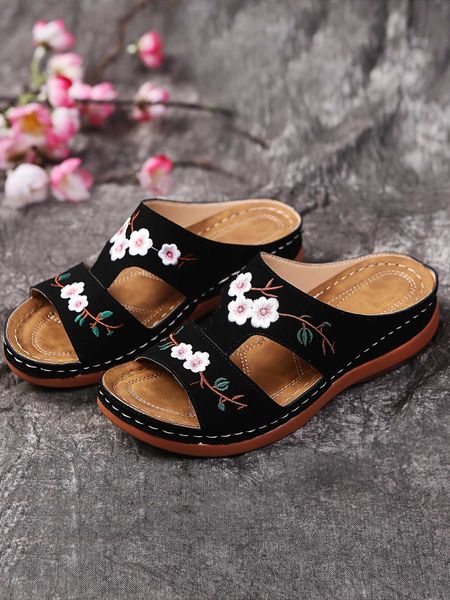 Hausschuhe Womens Casual Fashion Hohlblumen Keil Sandalen Outdoor bestickte Plattform bequeme Strandschuhe Chinelo Nuvemi0AG H240325