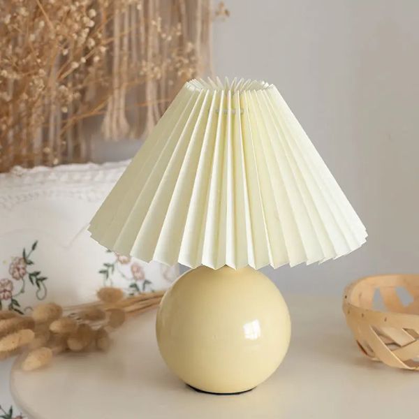 Plissado lâmpada de mesa cerâmica quarto ins menina nordic lâmpada cabeceira criativo retro luz da noite tecido lâmpada mesa 240305