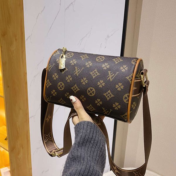 Live 2024 Nova bolsa de ombro estampada com letras de nicho da moda, Internet famosa Instagram bolsa cilíndrica crossbody moderna para mulheres com 78% de desconto no atacado da loja