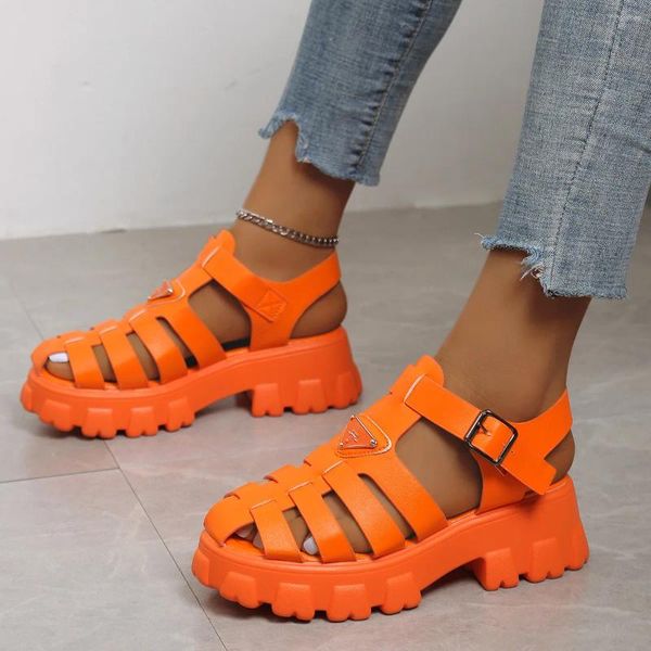 Kleid Schuhe 2024 Sommer Stil Dicke Sohle Mittlerer Absatz Baotou Loch Rad Schuh Damen Große Kleine Größe Geflochtene Römische Sandalen