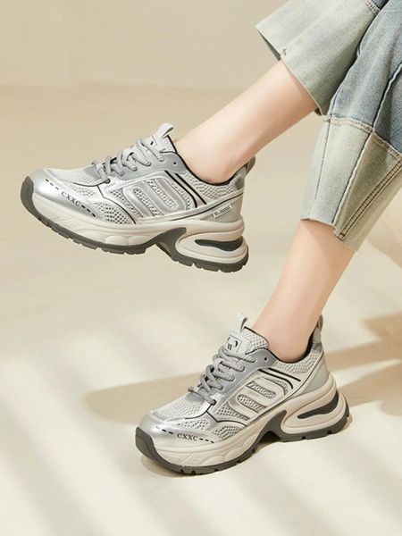 Scarpe casual Mesh traspirante Papà per le donne nella primavera del 2024 Suole spesse Altezza maggiore Sport versatile e corsa