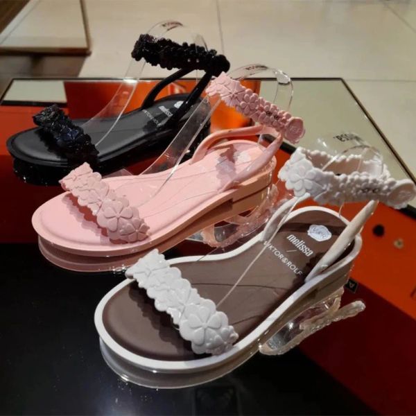 Sandalen 2023 Sommer Neue Frauen -Gelee -Sandalen Melissa Flat Blume Ladies Sandalen Erwachsene weiche Boden Pvc Beach Schuhe weiblich weiblich