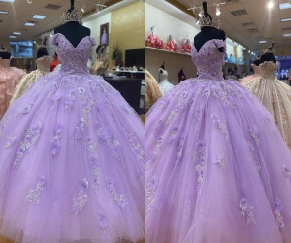 2022 Hübsches Quinceanera-Kleid aus silberner Spitze, lila Tüll, Ballkleid, schulterfrei, mit Ärmeln, 3D-Blumenblumen, Korsett, mexikanisch, C1052249