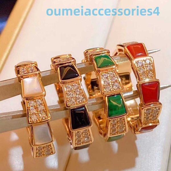 2024 Designer de luxo marca jóias banda anéis v natural branco fritillaria osso feminino banhado 18k rosa ouro cobra em forma de vermelho jade medula conjunto anel de diamante