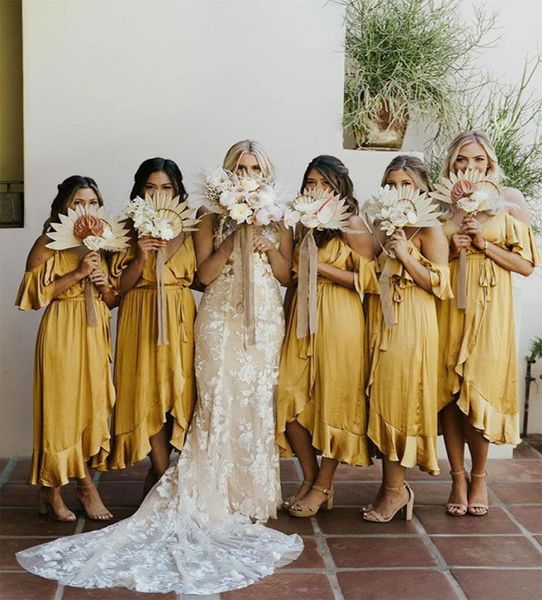 Vestidos de dama de honra Boho amarelo mostarda com ombros de fora e babados em cascata 7615005