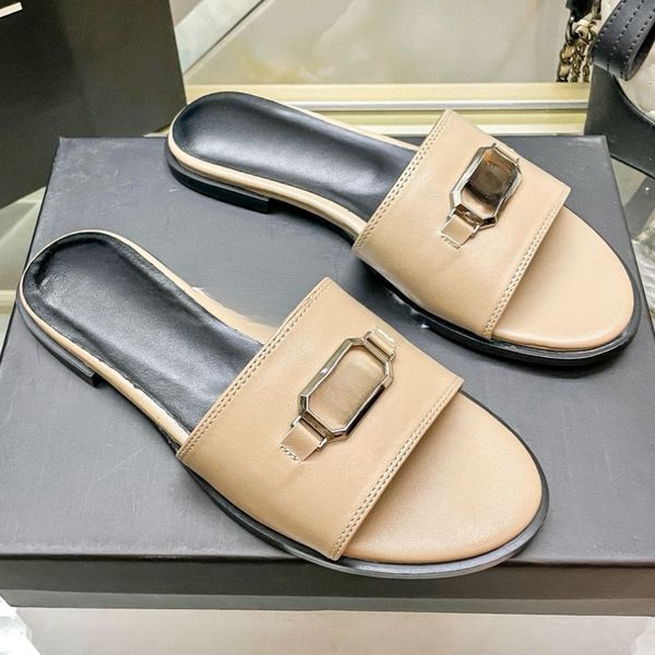 Pantofole alla nuova moda Sandali di alta marca Sandali con una linea in vera pelle con suola piatta Scarpe da esterno da donna Pantofole da spiaggia antiscivolo Sandali con fibbia