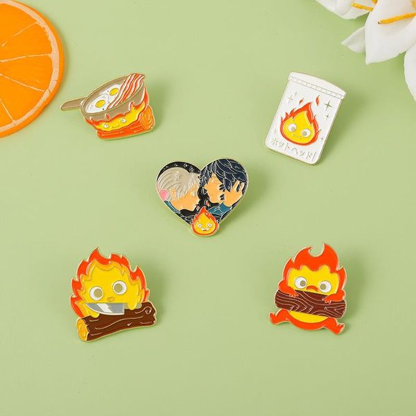 Calcifer Emaille Pin Custom Fire Elf Japanische Anime Broschen Anime Brosche Revers Abzeichen Cartoon Schmuck Geschenk für Kinder Freunde 5 Farben