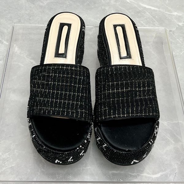 Heißer Verkauf Sandalen Frühling Sommer Weibliche Designer Luxus Seide Heißprägen Diamant-Technologie Stofffutter Klassische Lammfell Dicke Sohlen Erhöhte Schuhe mit flachem Absatz