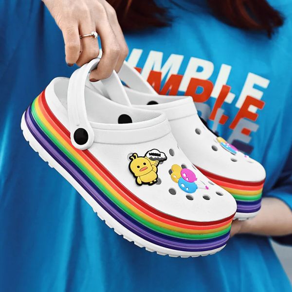 Sandálias Hot Sale Hot Cartoon Cute Summer Sapatos Rainbow Sapatos Mulheres Plataforma Sandálias Confortáveis Cópias casuais BEACH GARDEN ZUECOS MUJER