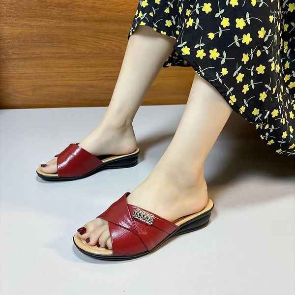 Pantofole da donna comoda comoda spessa con la conizza spessa elegante estate 2024 tallone a cuneo solido di moda moderna moderna