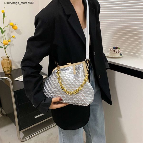 Designer de marca de fábrica vende 50% de desconto bolsas femininas on-line bolsa de corrente feminina nova bolsa de metal clipe de ombro elegante e digno