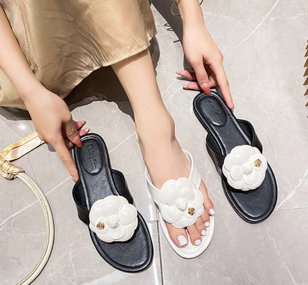 2024 neue Hausschuhe Sommer frauen floral hausschuhe weibliche flip-flops blumen hausschuhe pu sandalen Kamelie strand schuhe Flip-Flops