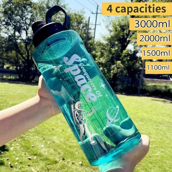 Garrafas de água 1.1 / 1.5 / 2 / 3L Garrafa de água de grande capacidade com filtro BPA Free Plástico Portátil Esportes ao ar livre Bicicleta Garrafa de água Fitness Jarro yq240320