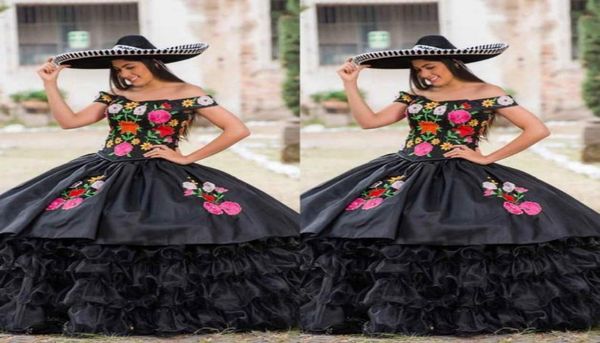 2022 Винтажное черное платье Quinceanera Чарро с мексиканской вышивкой и оборками из атласа и органзы бальное платье с открытыми плечами Вечернее платье Dres4154091