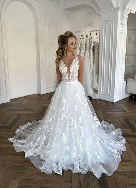 Delicado decote em v profundo linha a vestido de casamento elegante floral renda vestidos de noiva sem mangas decorado com elementos 3d e uma cauda leve