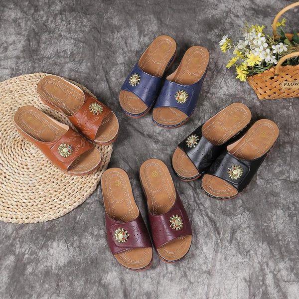 Sapatos de vestido Sandálias de decoração floral feminina deslizamento na plataforma sola macia casual slides verão cunha