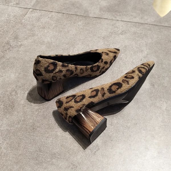 Pompe Motivo leopardo tacchi alti con punta puntata di punta di scarpe da donna europea poco profonde comode feste di moda sexy Ladies Pompe scivolate sulle calzature