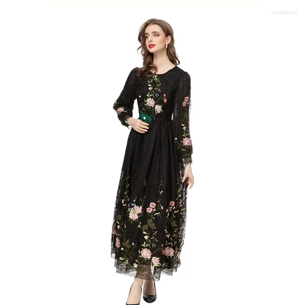 Lässige Kleider Runway Frühling/Sommer Mittellanges Kleid mit schwarzer Spitze und Stickerei 240218MZ07